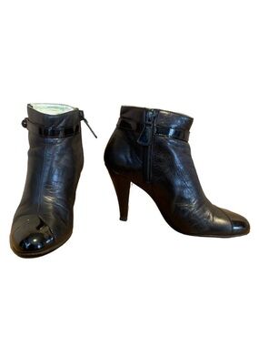 CHANEL BLACK LEATHER WITH PATENT LEATHER CAP TOE HEELED BOOTIE (35)